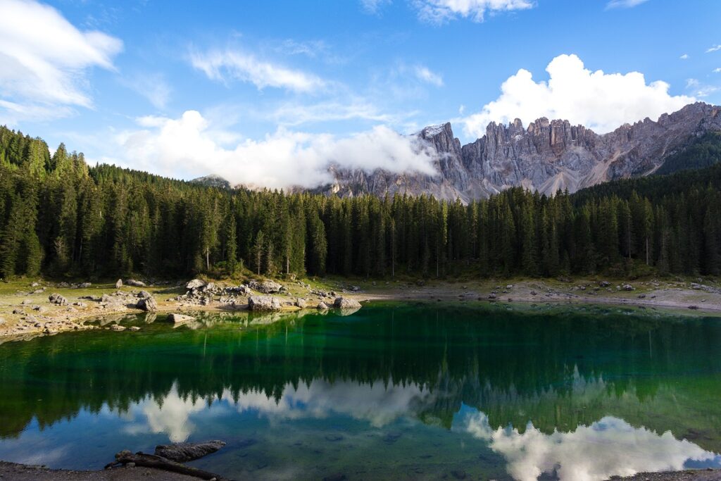 Vista sul Lago di Carezza nelle Dolomiti