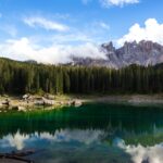 Vista sul Lago di Carezza nelle Dolomiti