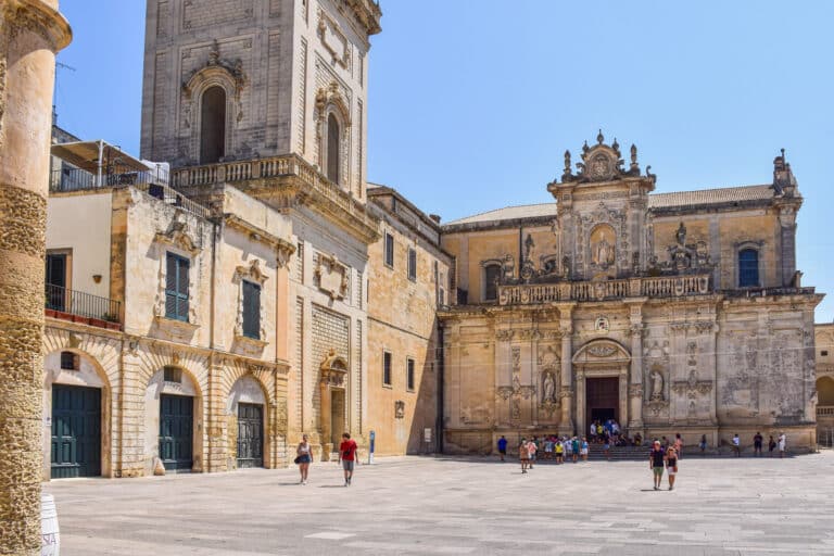 Lecce nascosta con i bambini in estate: itinerario tra misteri, verde urbano, mondi sotterranei e gelato artigianale