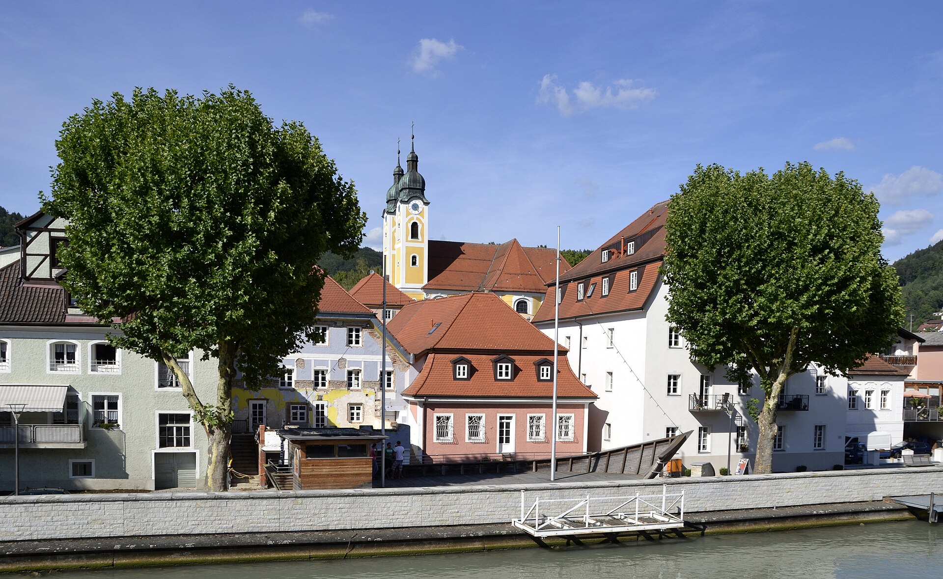 Obernzell vista dal Danubio, con le sue caratteristiche case affacciate sul fiume nella regione bavarese.