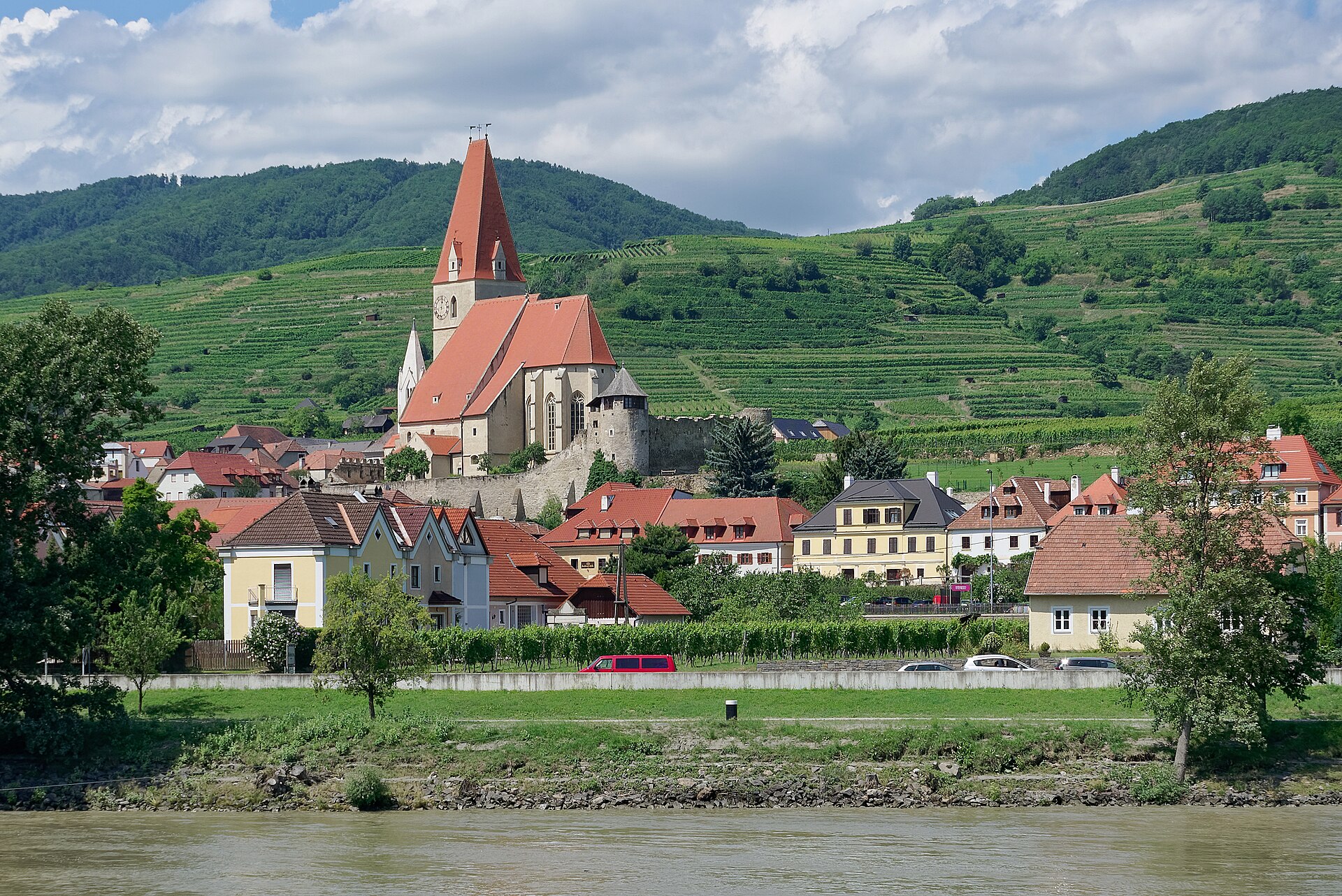 Il pittoresco villaggio di Weißenkirchen, con le sue case affrescate e i vigneti terrazzati, rappresenta il cuore della regione vinicola della Wachau.