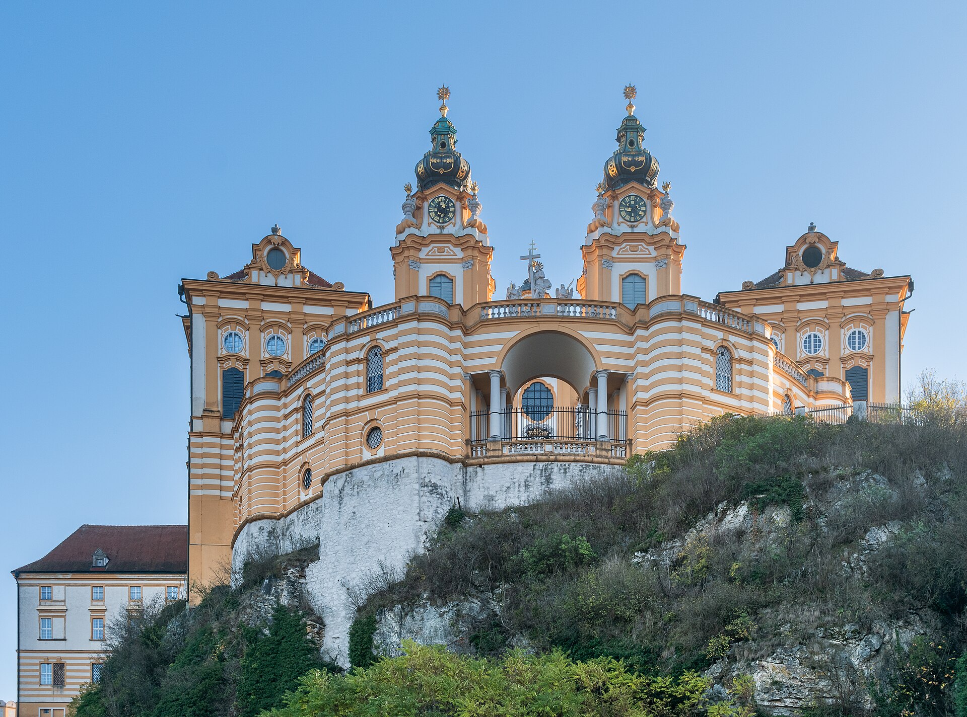 L'abbazia di Melk, uno dei capolavori del barocco austriaco, sorge imponente sulla roccia con una veduta spettacolare sul fiume.