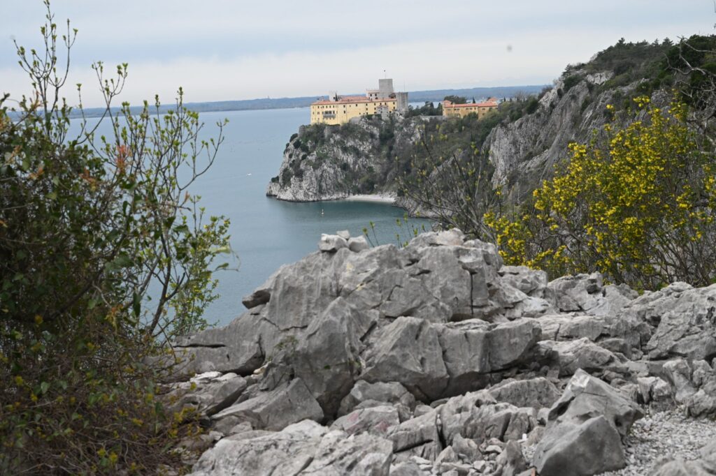 Il castello di Duino a picco sul mare visto dal sentiero Rilke, lungo l'Alpe Adria Trail
