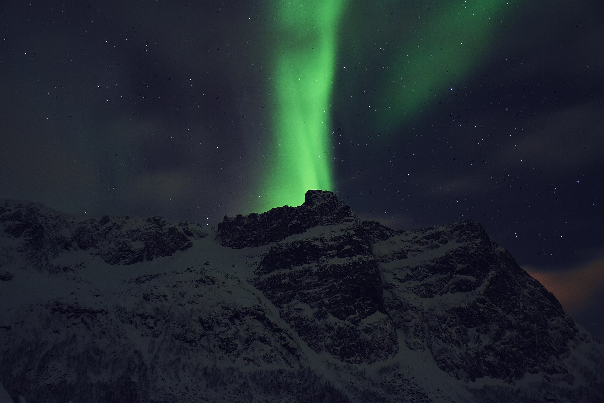 Le aurore boreali si illuminano nel cielo notturno di Tromsø, in Norvegia.
