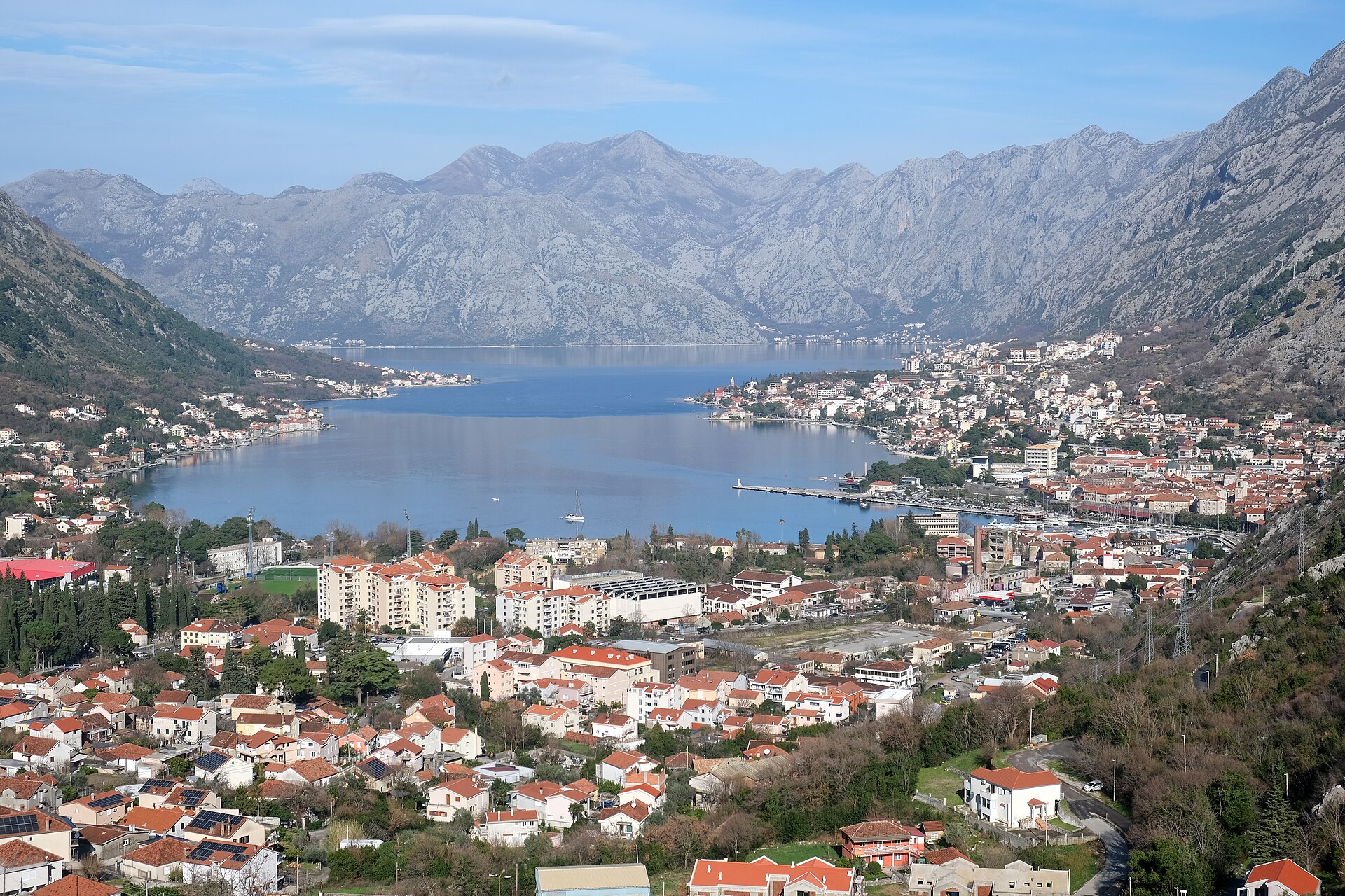 La Baia di Kotor, con le sue acque tranquille circondate da montagne e borghi affacciati, rappresenta uno dei paesaggi più suggestivi del Montenegro.
