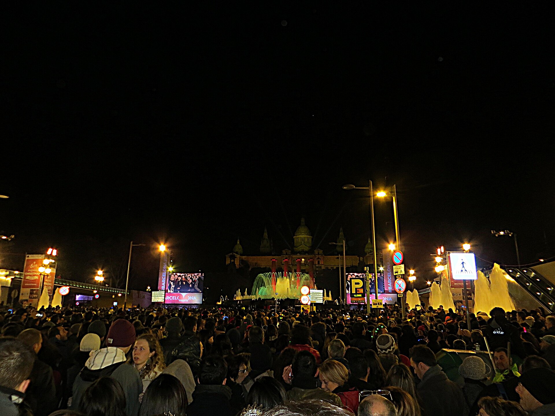 Barcellona si prepara a festeggiare il Capodanno con i suoi caratteristici scorci cittadini illuminati dalla sera.