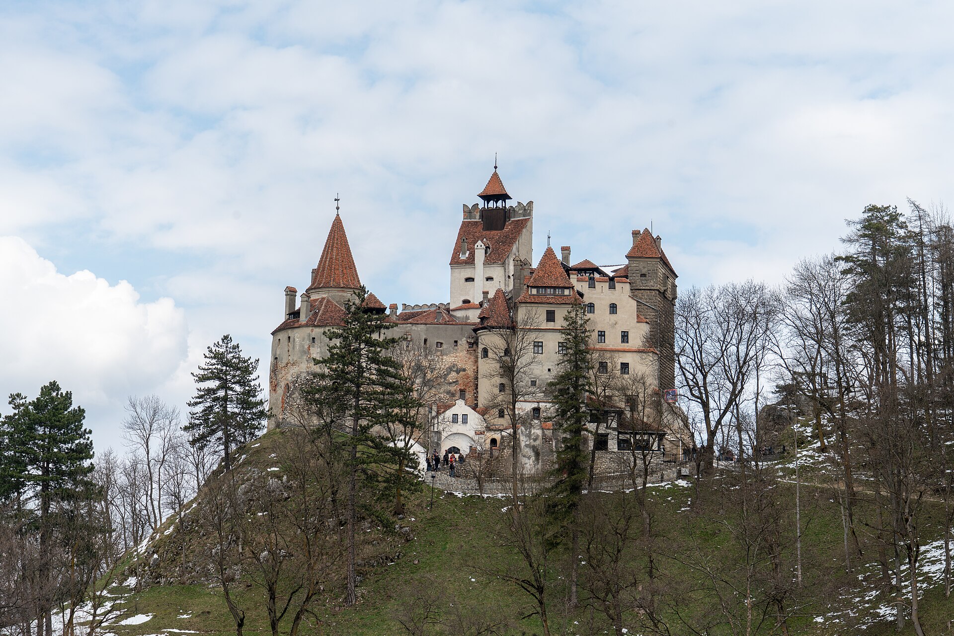 Bran Castle, la fortezza medievale bianca arroccata su un colle della Transilvania, celebre per il mito di Dracula.