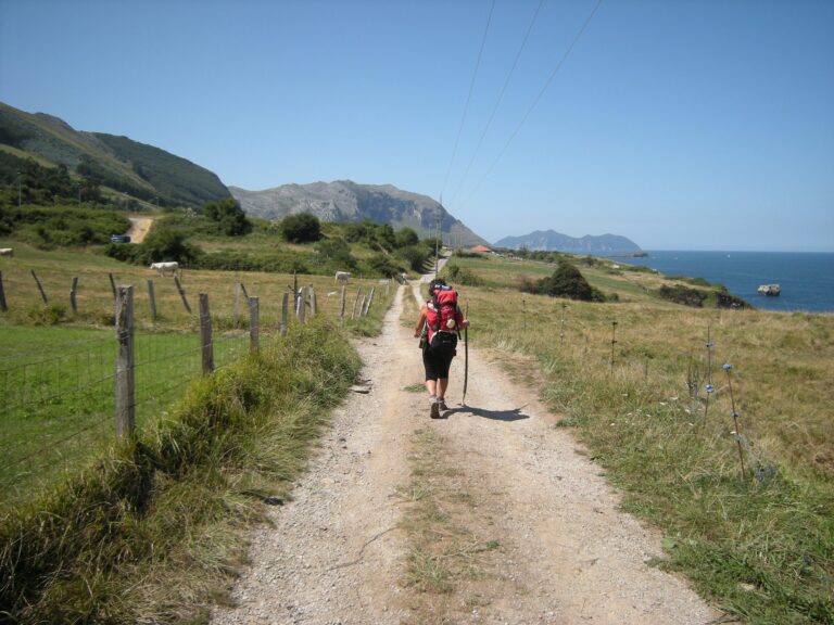 Pellegrina sul Cammino del Nord lungo la costa della Cantabria tra Cerdigo e Islares