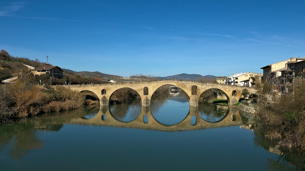Il ponte romanico di Puente la Reina sul fiume Arga, lungo il Cammino Francese