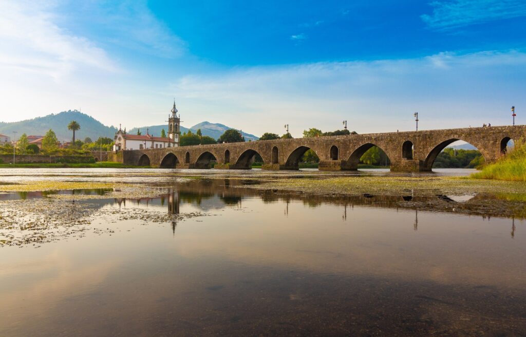 Il ponte medievale di Ponte de Lima sul fiume Lima, lungo il Cammino Portoghese