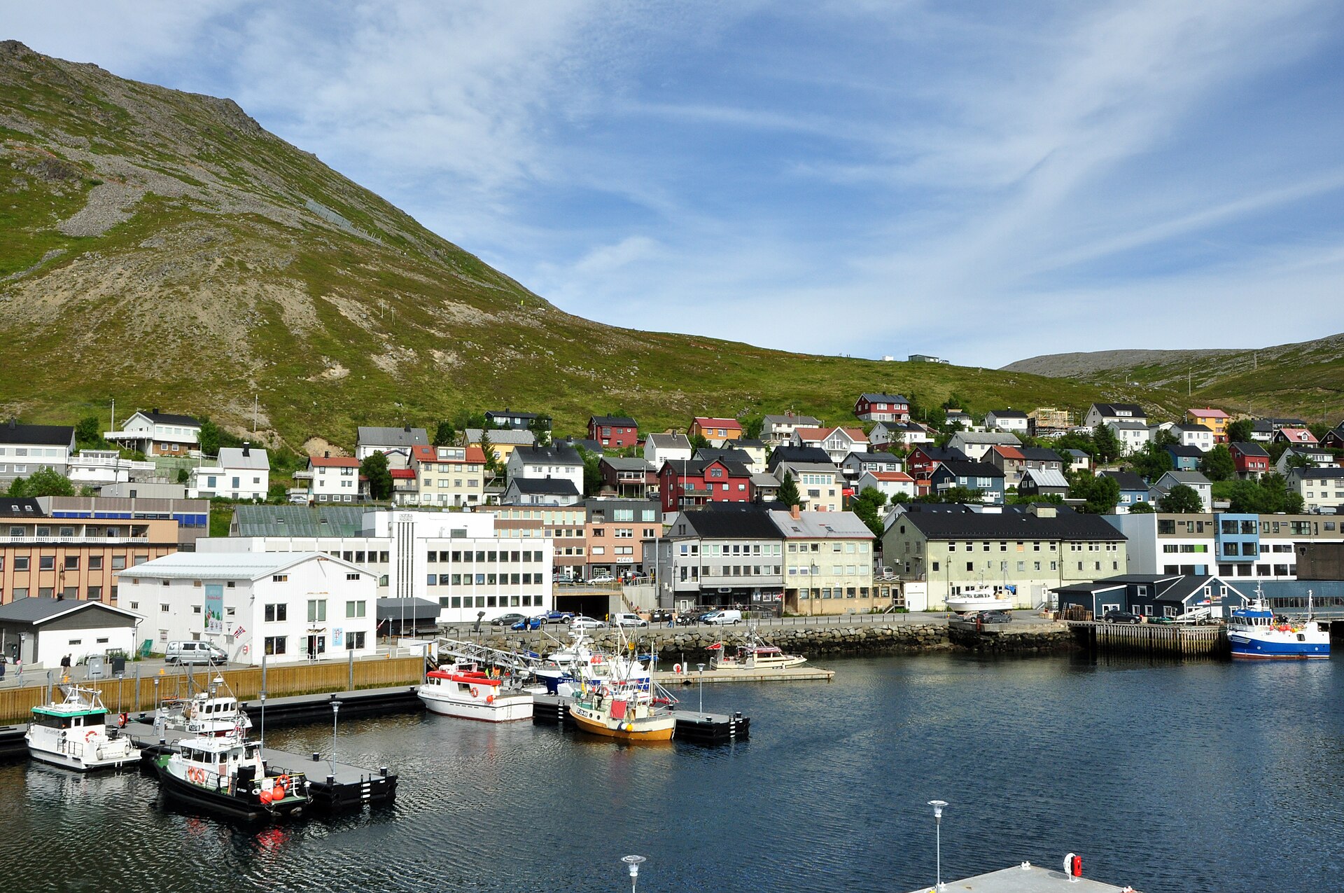 Honningsvåg vista dal mare, con il porto e il villaggio sulla costa dell'isola di Magerøya.