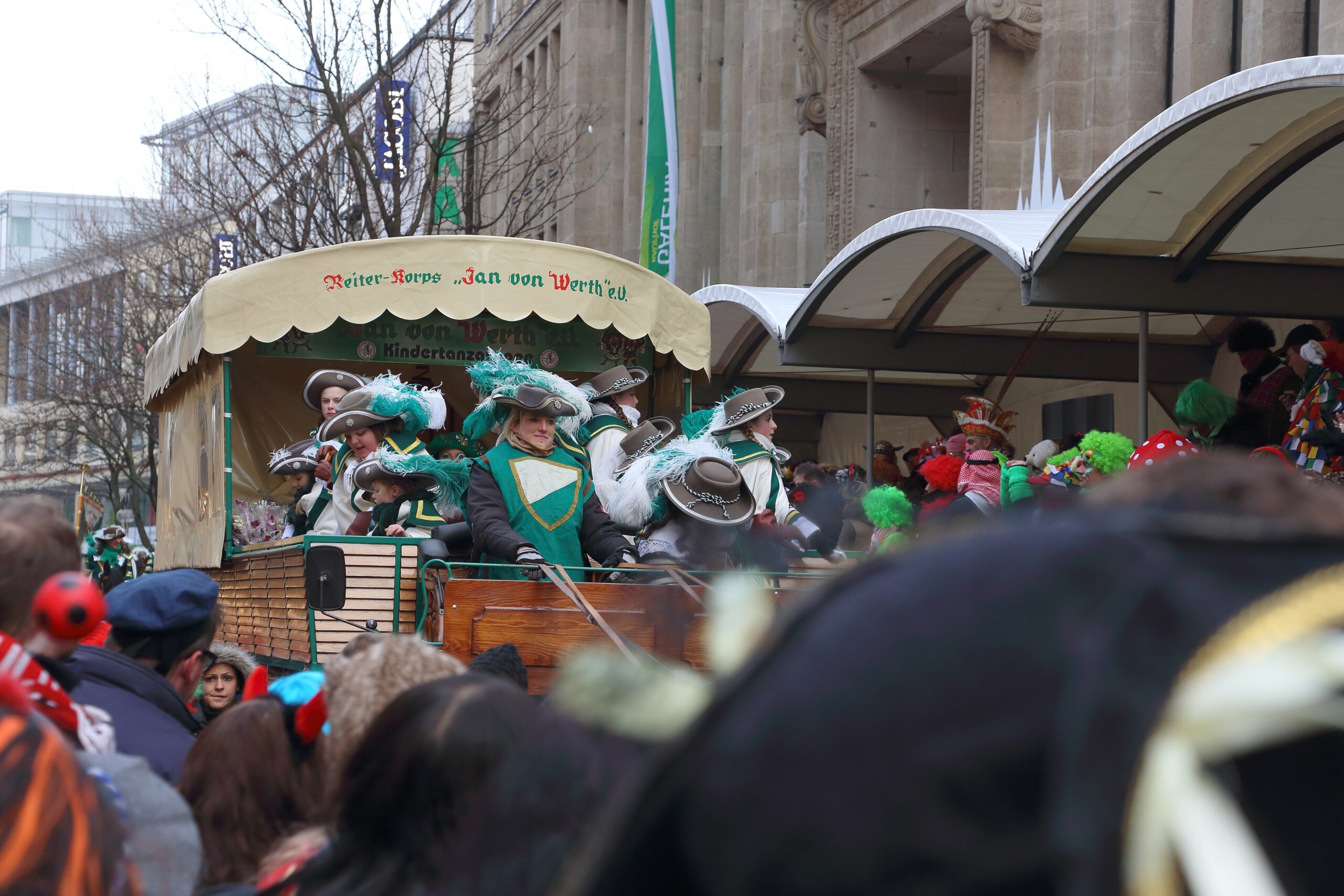 Un carro del corteo del Rosenmontag, il lunedì di Carnevale, a Colonia (Köln).