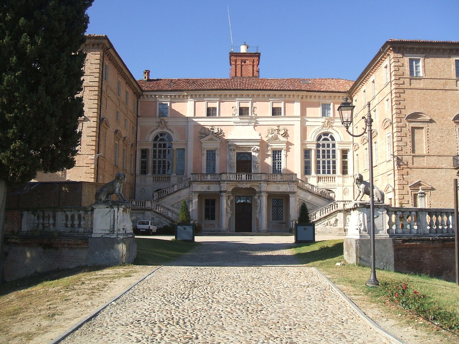 Il Castello di Govone, residenza reale che caratterizza il profilo del borgo piemontese.
