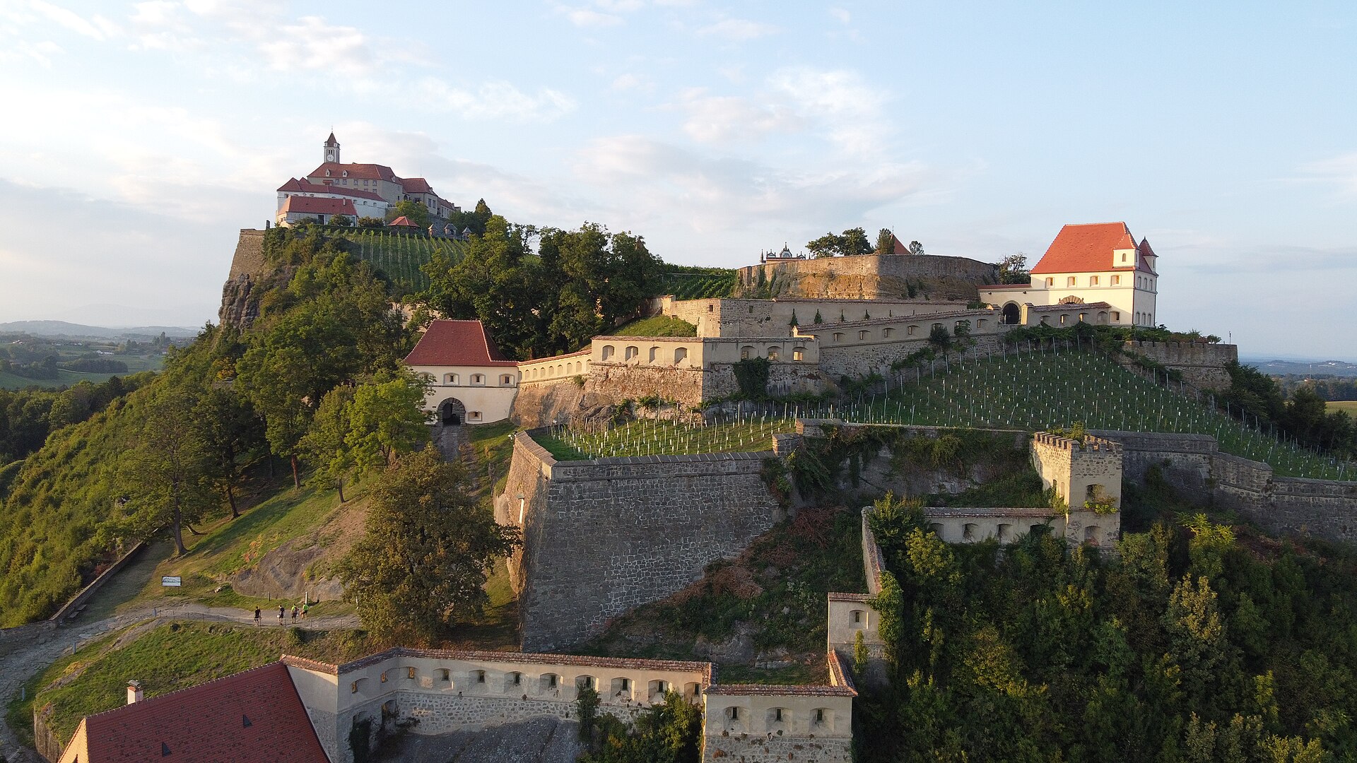 Il castello di Riegersburg domina dall'alto il paesaggio della Stiria sudorientale con le sue mura fortificate.