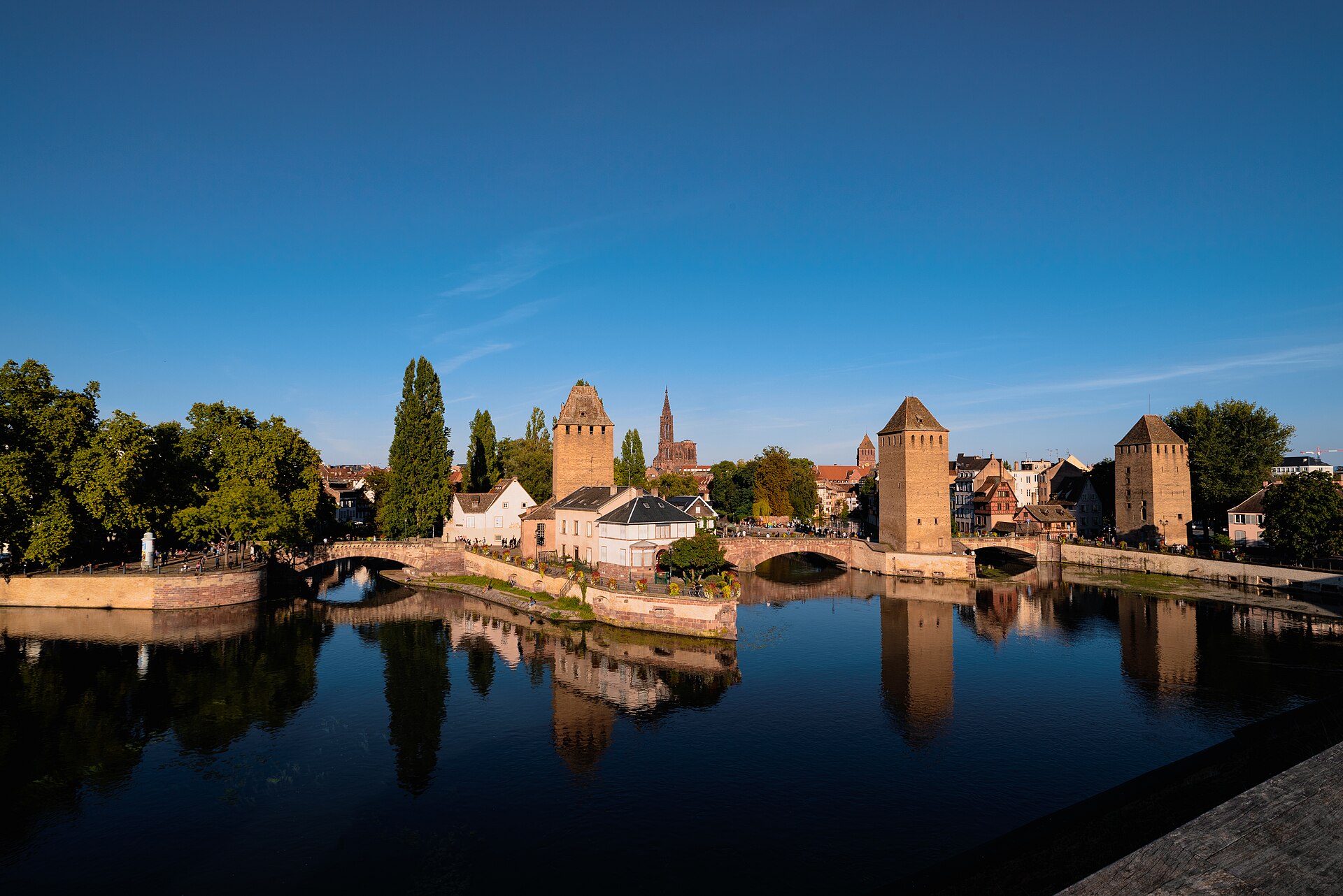 La cattedrale Notre-Dame di Strasburgo svetta maestosa sullo skyline della città, visibile da Barrage Vauban insieme ai Ponts Couverts.