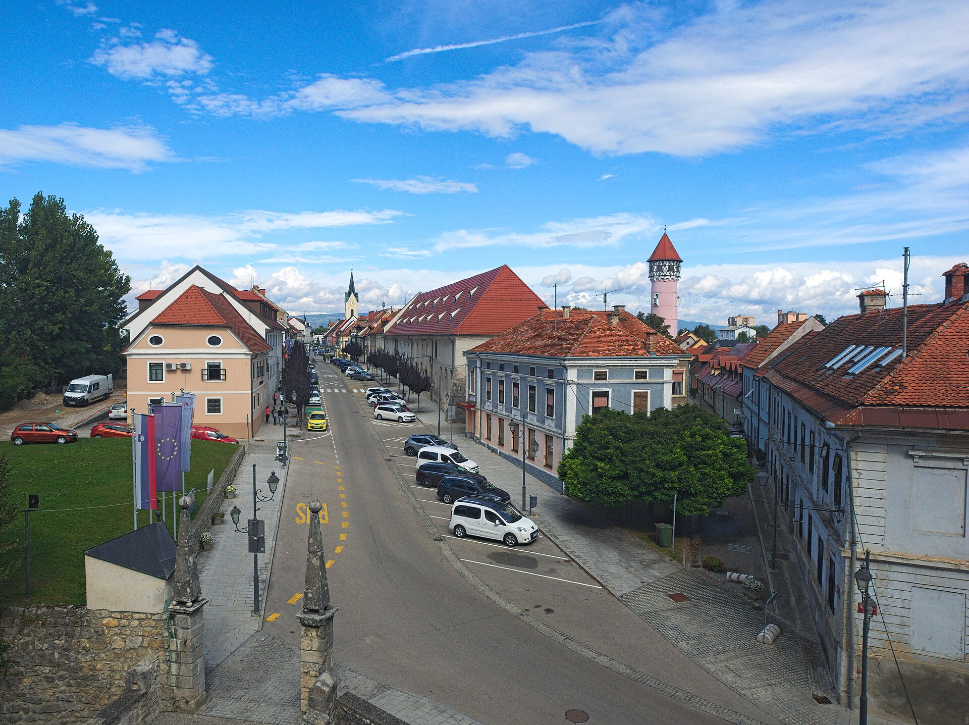 Il centro storico di Brežice con il castello che domina l'abitato dalla sommità della collina.