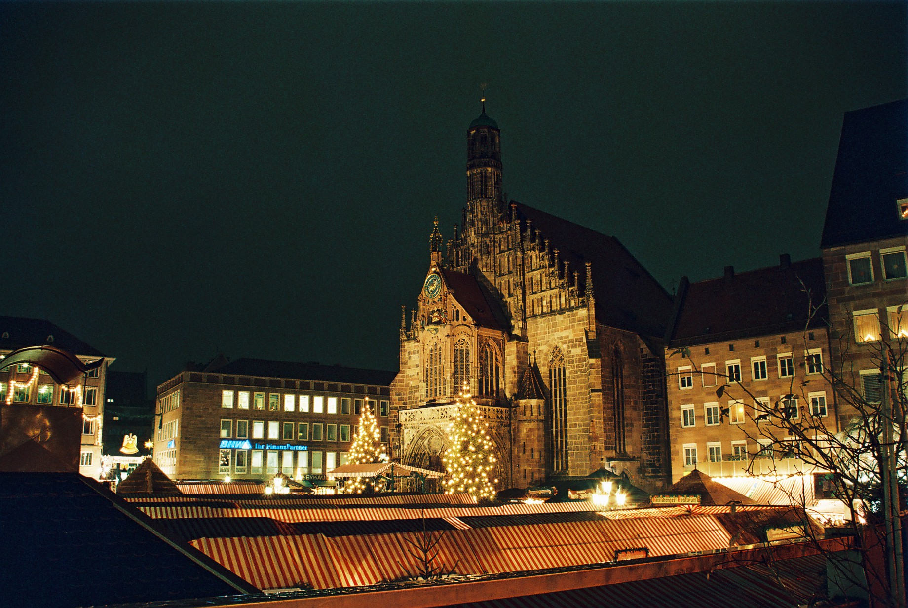 Veduta del Christkindlesmarkt di Norimberga illuminato durante il periodo natalizio.
