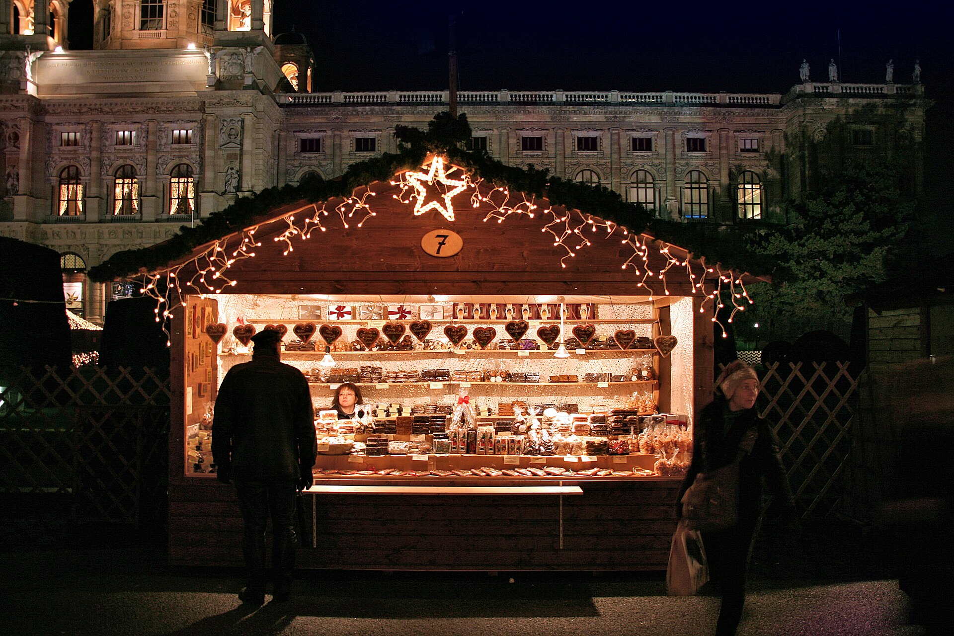 Il Christmas Market di Vienna in Maria-Theresien-Platz, uno dei più affascinanti mercatini natalizi d'Europa.