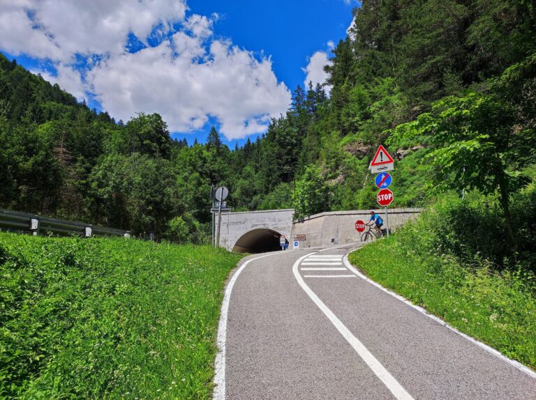 La Ciclovia Alpe Adria sulla vecchia ferrovia a Tarvisio, con la galleria tra i boschi