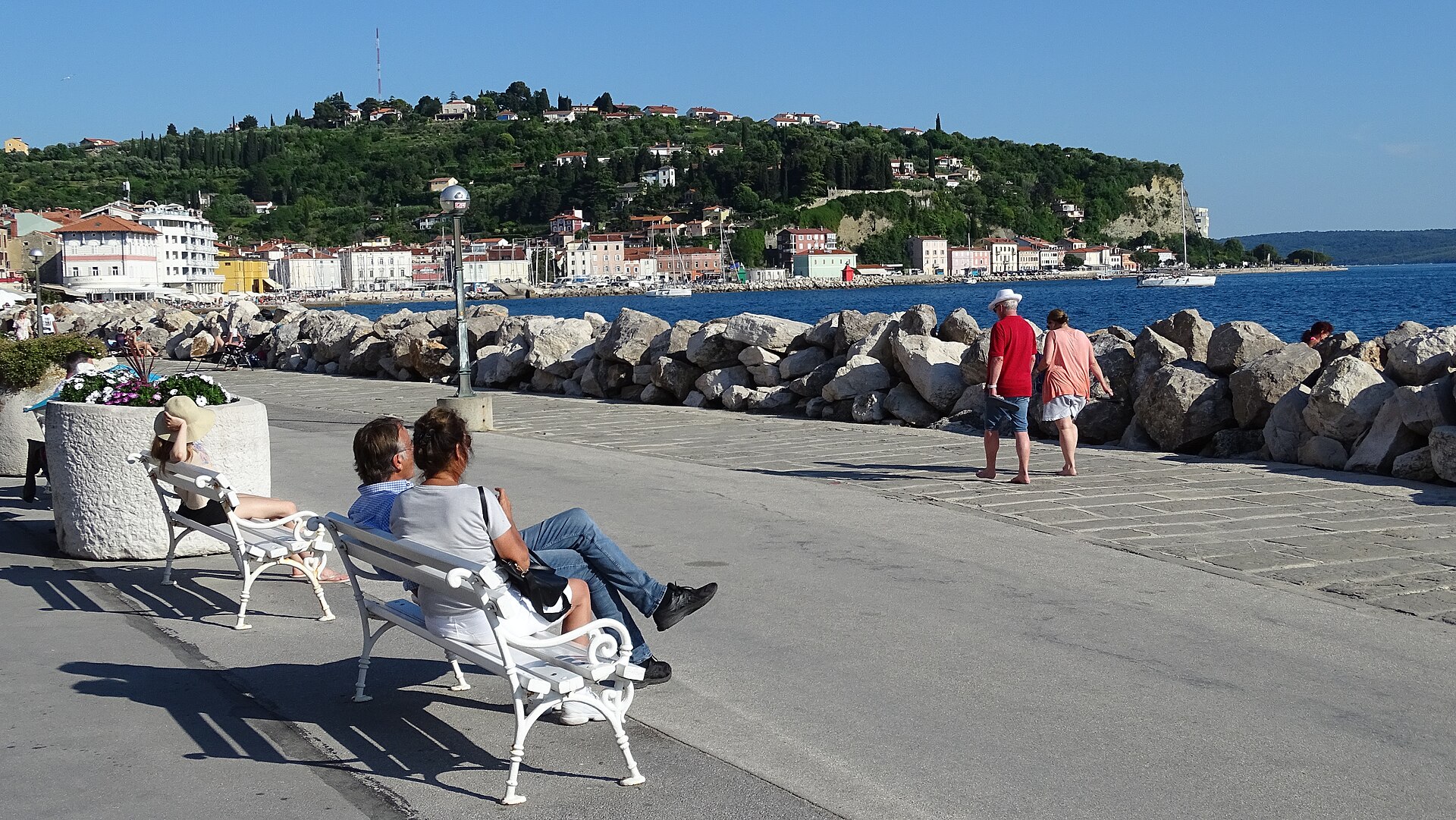 La costa adriatica di Pirano con i suoi caratteristici edifici medievali che si affacciano sul mare.