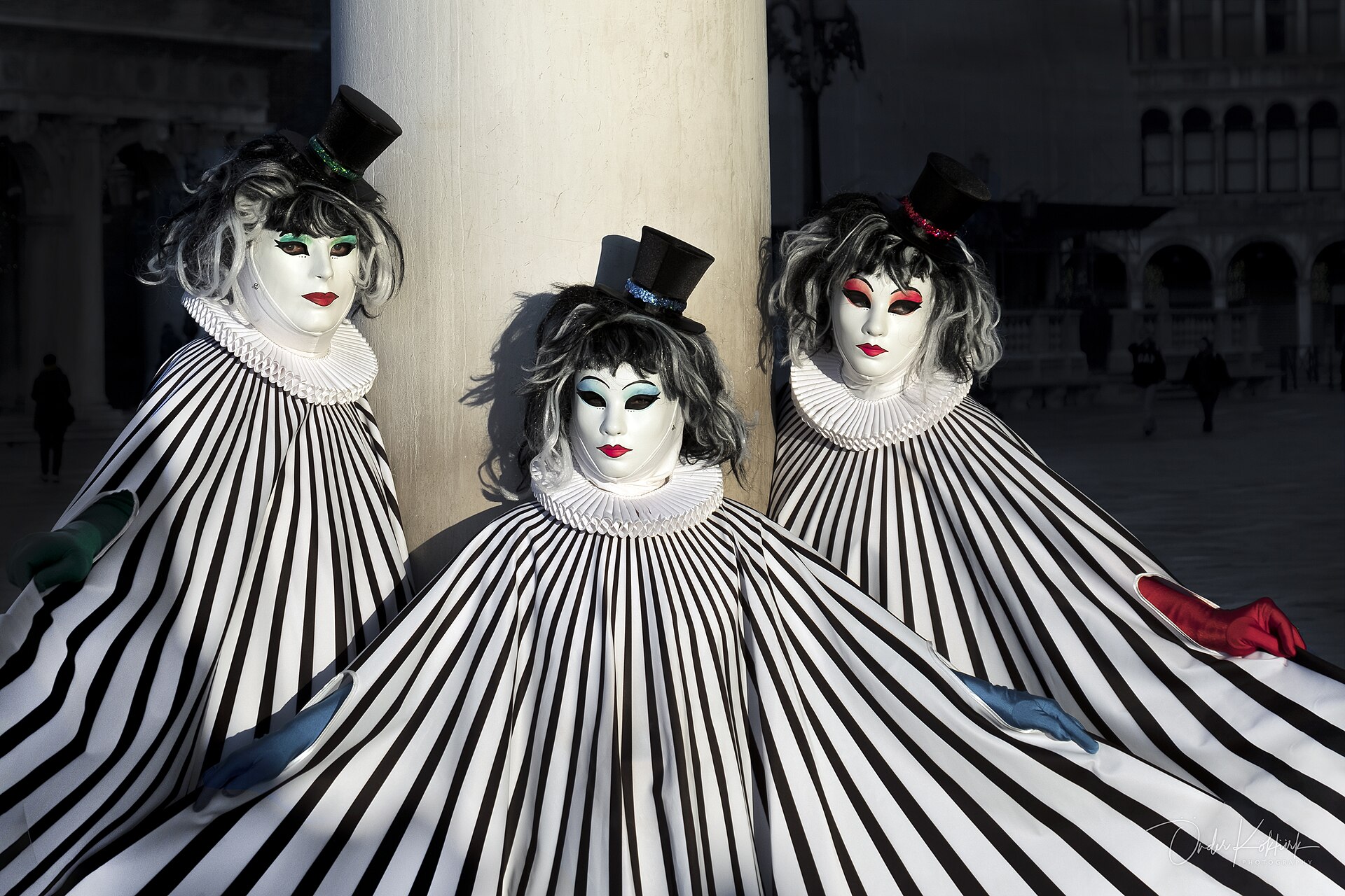 Costumi e maschere elaborate colorano le suggestive calle di Venezia durante il periodo del Carnevale.