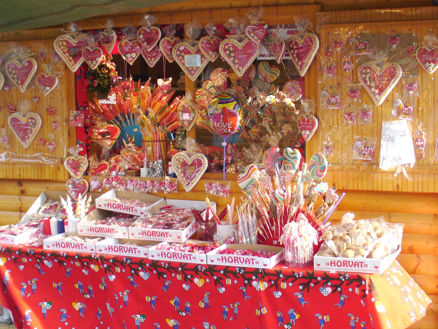 Tipici cuori di pan di zenzero decorati con glasse colorate, capolavoro dell'artigianato tradizionale croato.