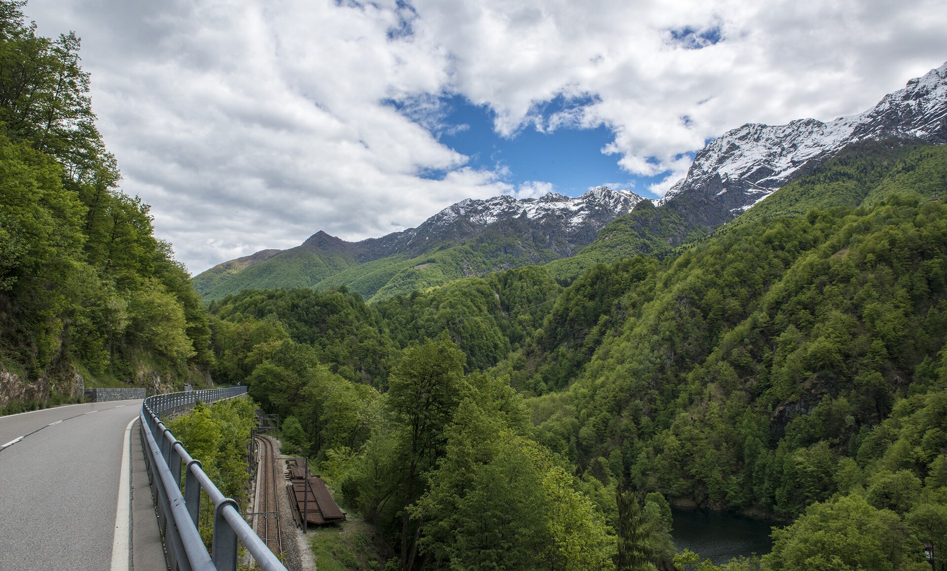 La valle delle Centovalli con il lago di Palagnedra, un paesaggio alpino ricco di foreste e corsi d'acqua.