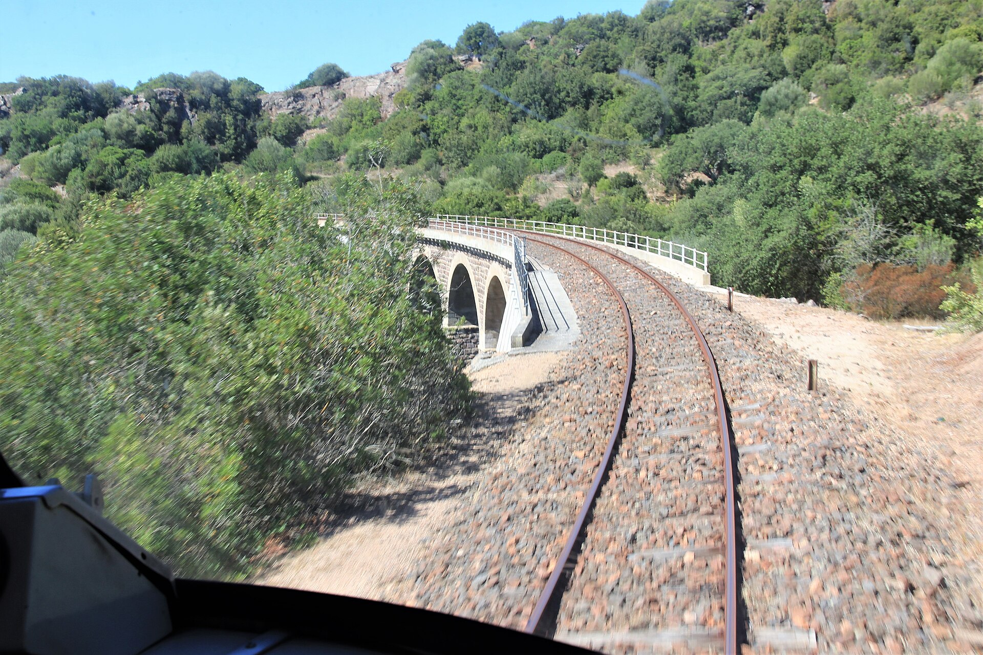 Il Trenino Verde percorre la tratta Sassari-Palau tra i paesaggi autunnali della Sardegna settentrionale.