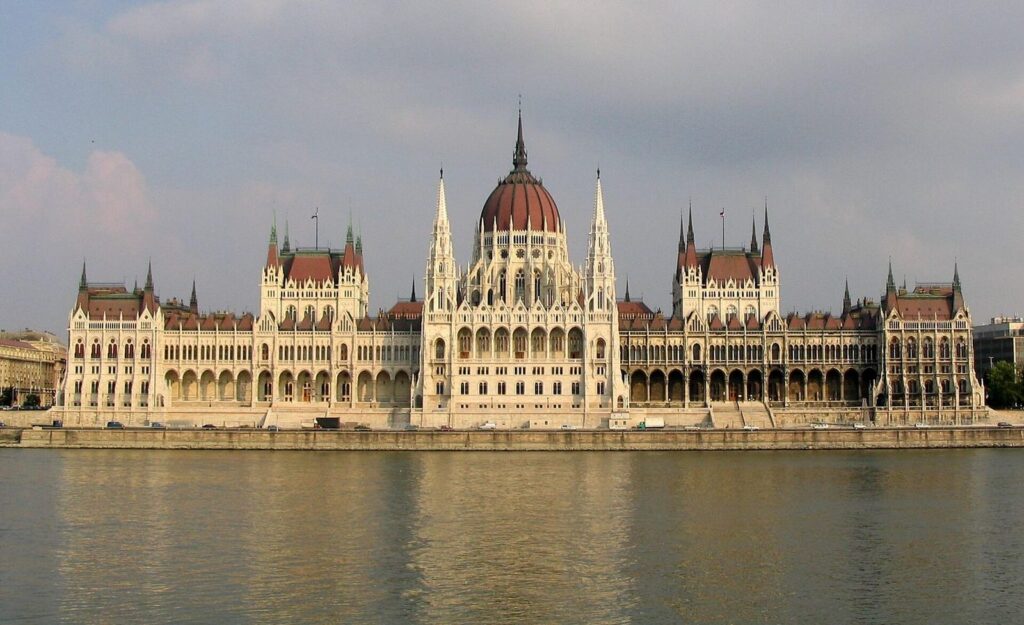 Il Danubio a Budapest con il Parlamento ungherese sulla riva di Pest