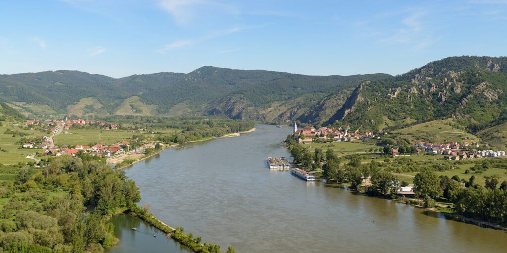 La valle del Danubio nella Wachau, in Austria, con il borgo di Dürnstein