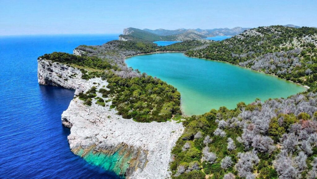 Il lago salato di Mir e le scogliere del parco di Telašćica a Dugi Otok, visti dall'alto