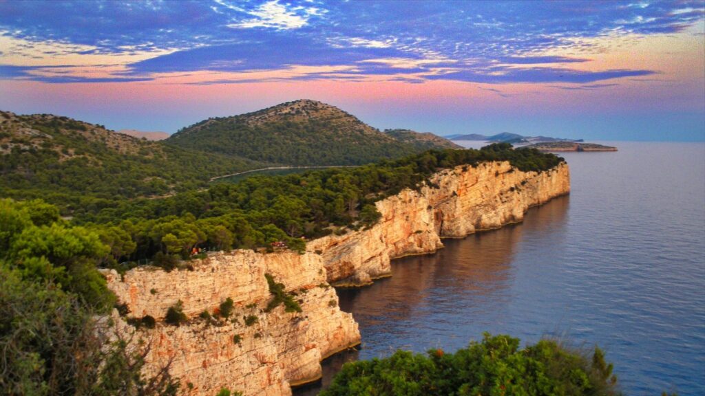 Le alte scogliere del parco naturale di Telašćica sul mare aperto, a Dugi Otok
