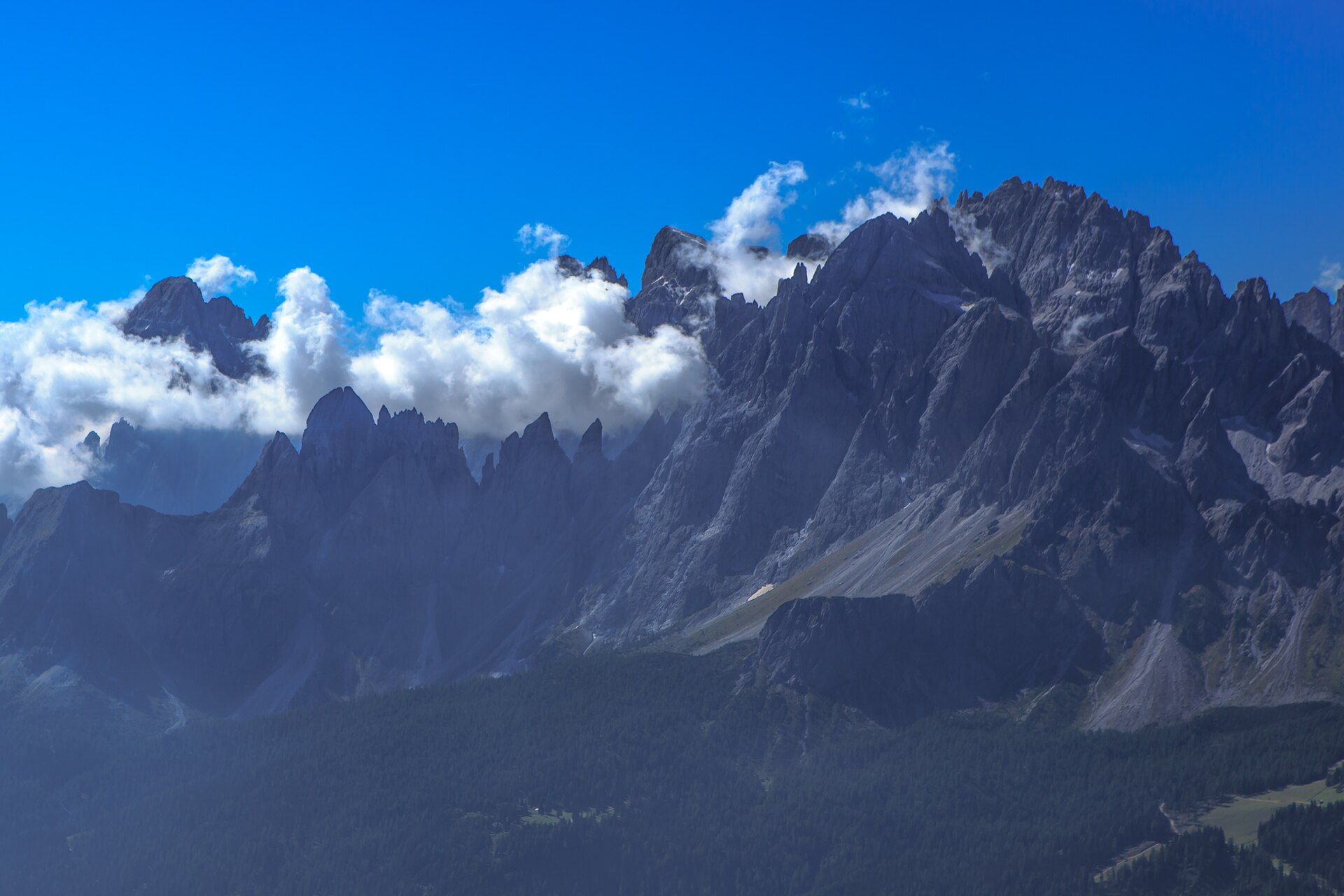 Le Dolomiti di Sesto viste dal Monte Elmo mostrano i colori autunnali della Val Pusteria.