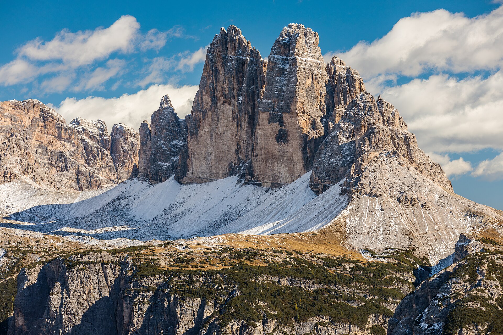 Le Tre Cime di Lavaredo viste da Monte Specie in Val Pusteria, circondate dai colori autunnali delle Dolomiti.