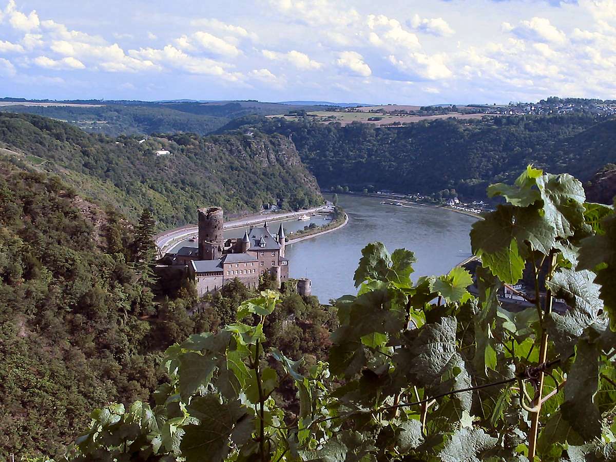 La Gola del Reno tra Bingen e Coblenza, con il castello di Burg Katz e sullo sfondo la famosa Lorelei.