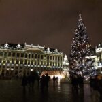La Grand-Place di Bruxelles illuminata di notte con il grande albero di Natale