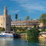 Il Guadalquivir a Siviglia con la Torre del Oro