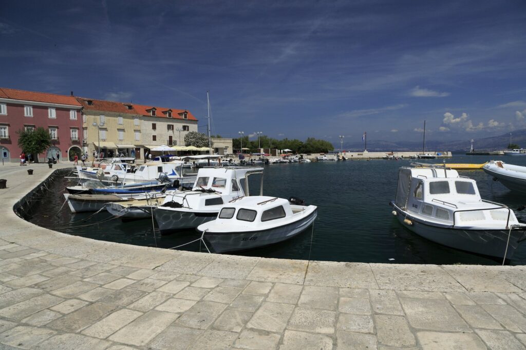 Il porto di San Pietro di Brazza (Supetar), il centro principale dell'isola di Brač