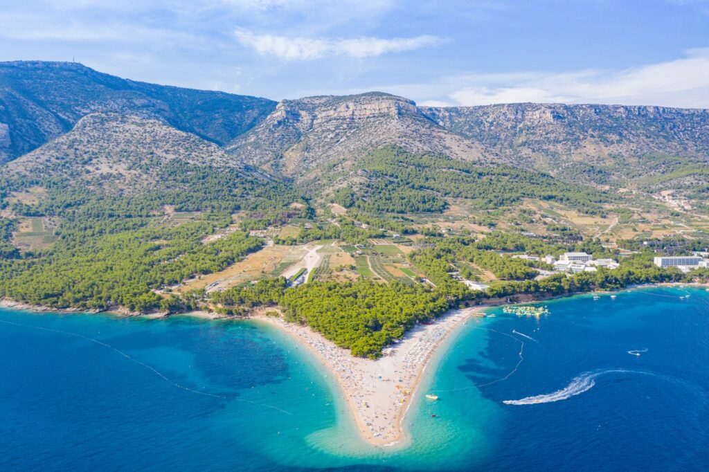 La spiaggia di Zlatni Rat a Bol, sull'isola di Brač, vista dall'alto con Vidova Gora sullo sfondo