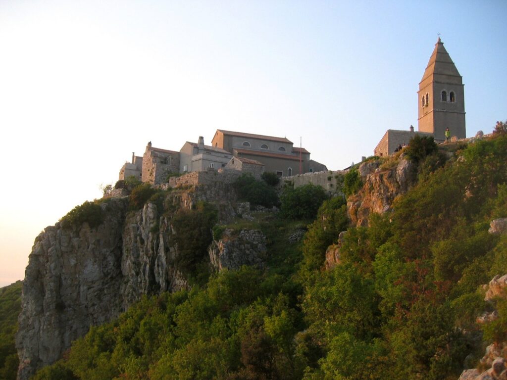 Il borgo di Lubenice sulla rupe a picco sul mare, sull'isola di Cres