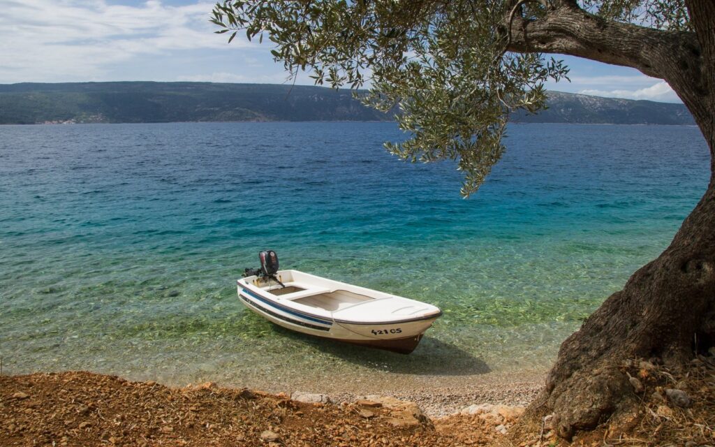 Una caletta di ciottoli con l'acqua trasparente sull'isola di Cres