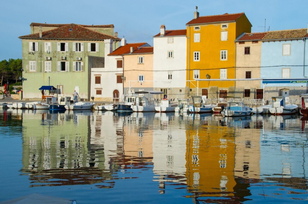 Le case colorate sul porto di Cherso (Cres), il capoluogo dell'isola