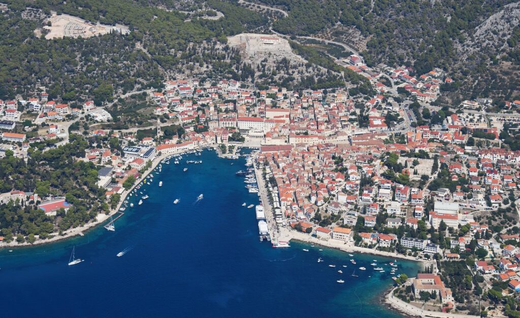 Hvar città vista dall'alto, con il porto, la piazza e la fortezza