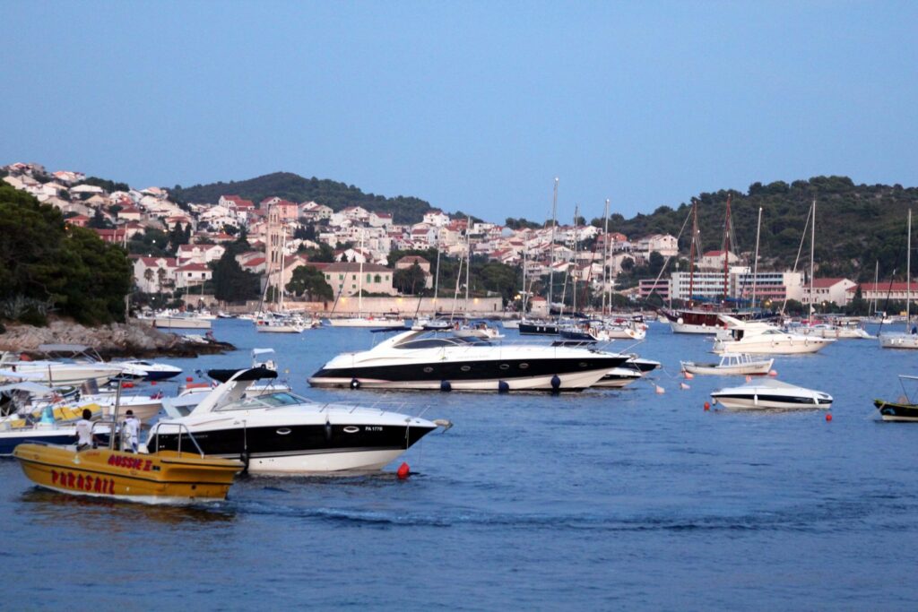 Barche e yacht nel porto di Hvar città, sull'isola di Lesina
