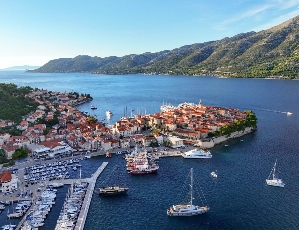 La città vecchia di Korčula vista dall'alto, sulla penisola fortificata