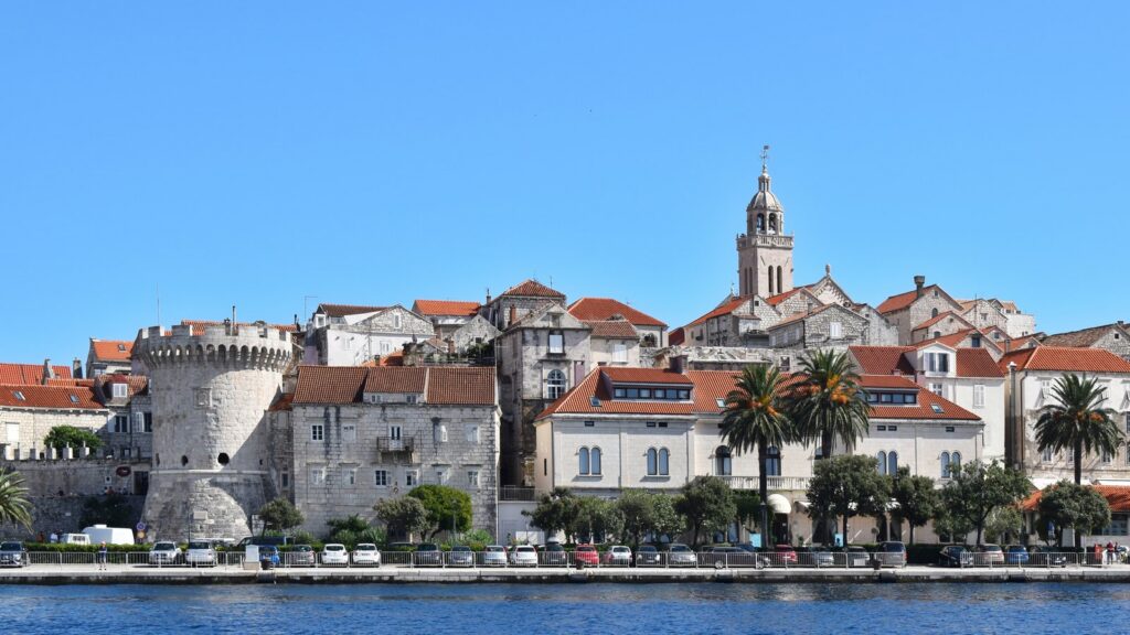 Il lungomare e le mura della città di Korčula con il campanile della cattedrale