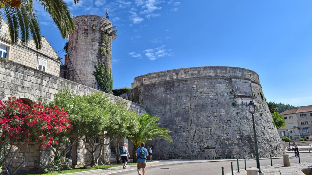 Le torri rotonde delle mura della città di Korčula