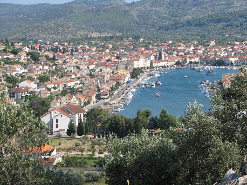 Vela Luka vista dall'alto, in fondo alla grande baia occidentale dell'isola di Korčula