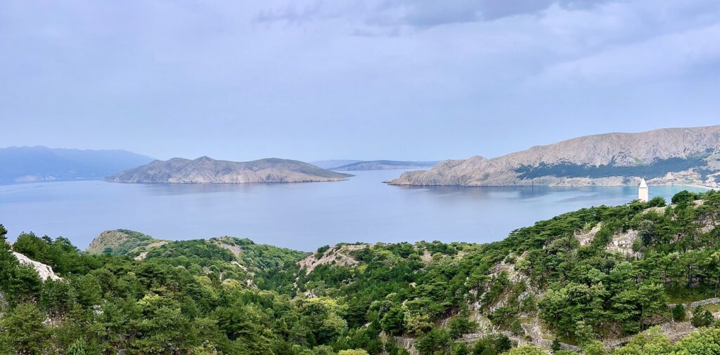 La baia di Bescanuova (Baška) nel sud dell'isola di Krk