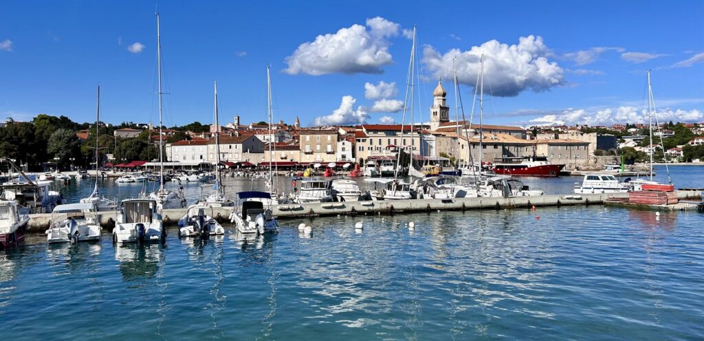 Il porto e il centro storico della città di Veglia (Krk)